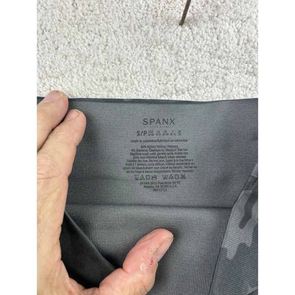 Spanx Leggings Womens Sz SP Capri‎ Gray Camo
